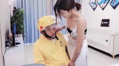 寂寞骚妻勾引外卖小哥首先帮他深喉口交后再激情啪啪！的啊